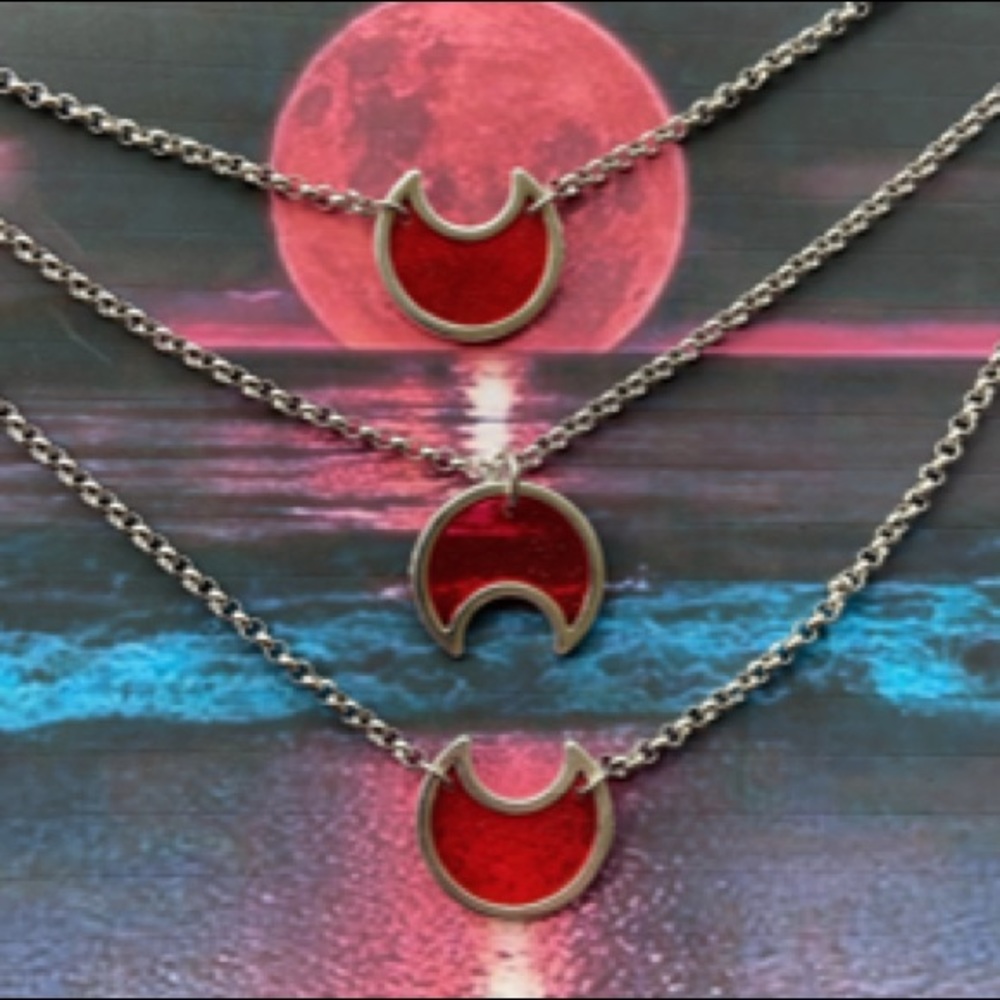 Red & silver resin crescent moons 3 layer necklace - Picture 7 of 10